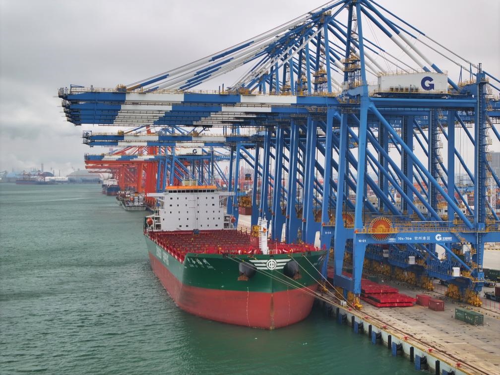 2月23日拍攝的廣西北部灣港欽州港區(qū)的碼頭堆場（無人機照片）。新華社記者 周華 攝