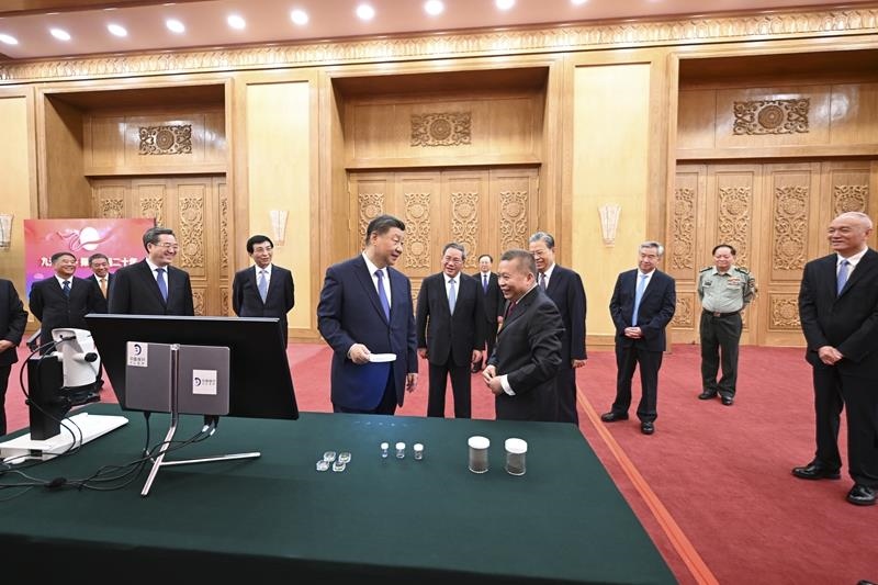 △2024年9月23日，習(xí)近平總書記等參觀月球樣品和探月工程成果展覽。