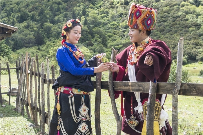 康定情歌（木格措）風(fēng)景區(qū)中的一對年輕人。林革文攝