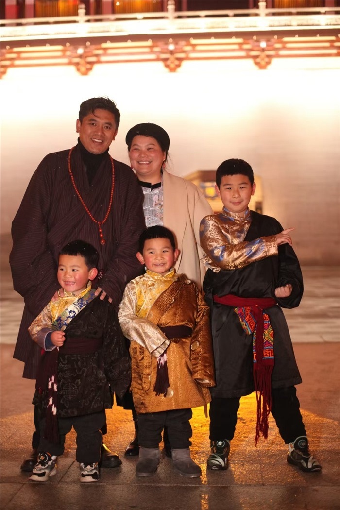康定的節(jié)日氛圍多元和諧。圖為2024年元宵夜，洛讓銀登一家五口在旅行中拍攝的合影。資料圖片