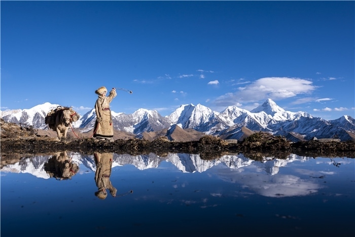 貢嘎山下的放牧人。林革文攝