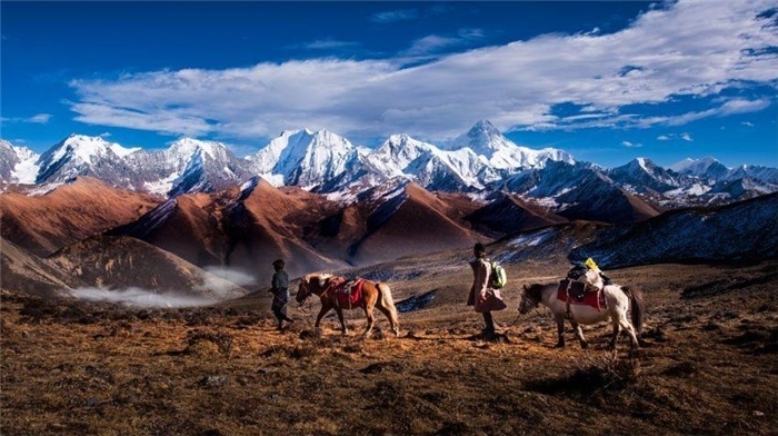 “守護貢嘎”是當(dāng)?shù)卮迕駱闼氐男拍詈妥园l(fā)的行動。圖為貢嘎山“馬背巡護隊”開展日常巡護工作 林革文攝