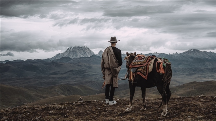 在康定八郎生都星空營地，村里的青年丹真德勒牽馬注視世代生活的家園。八郎村提供