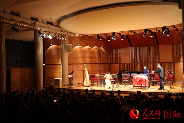 中國(guó)歌劇舞劇院的音樂(lè)家表演京劇曲牌《夜深沉》。人民網(wǎng)記者 禹麗敏攝