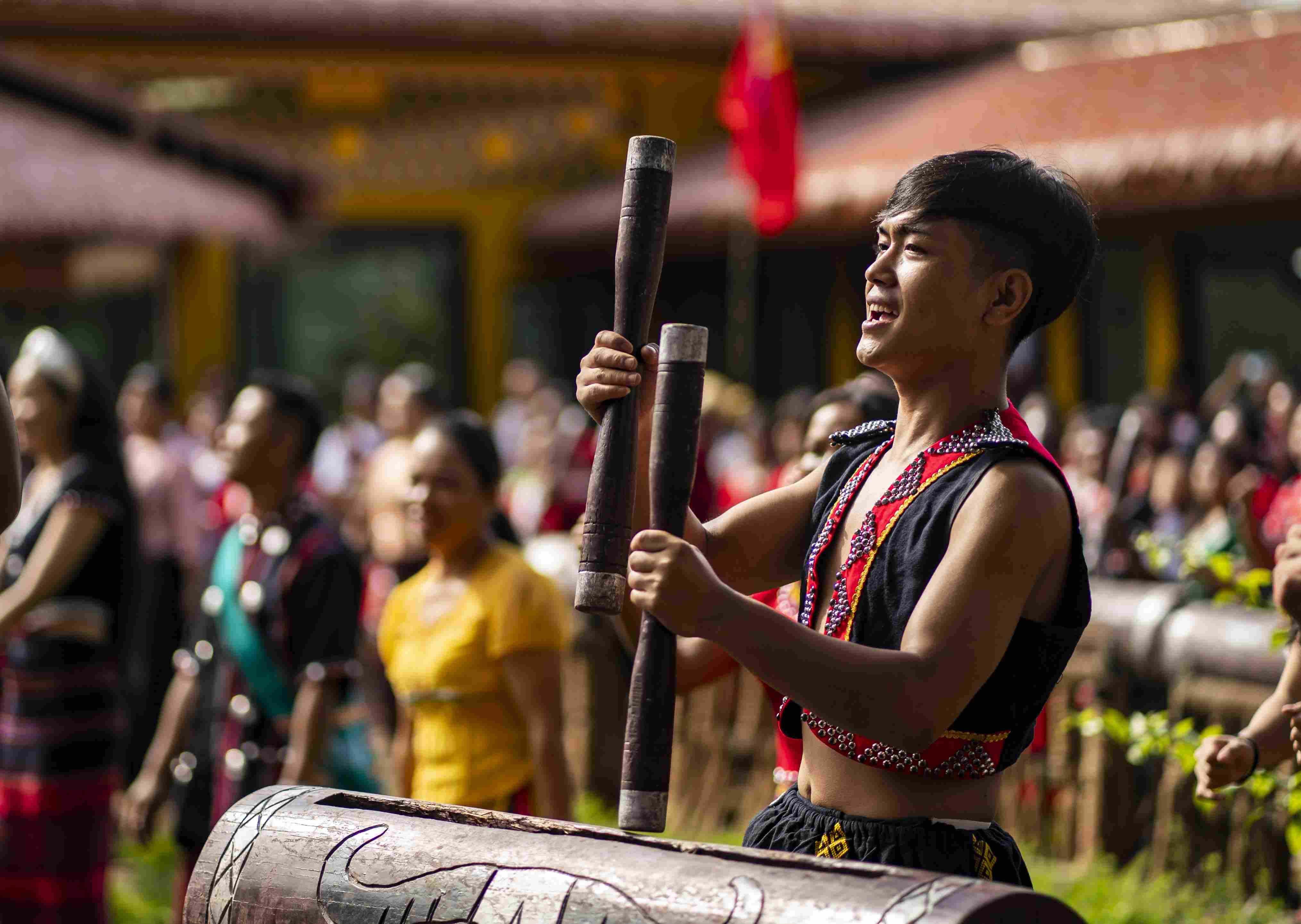 云南省滄源縣班洪鄉(xiāng)班洪村的佤族群眾唱響《阿佤人民唱新歌》（2021年8月20日攝）。