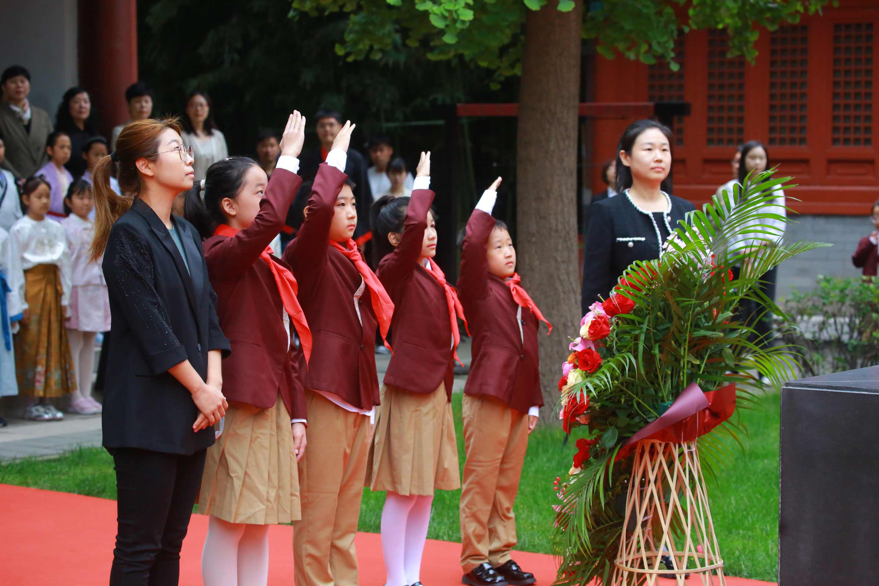 少先隊(duì)員敬獻(xiàn)花籃。校方供圖