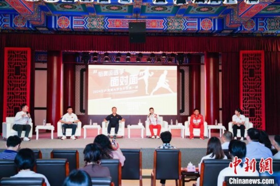 吳愉、王德新、沈?qū)W軍、江海東、朱曉蕾與在座同學(xué)們分享個(gè)人的體育故事與成長(zhǎng)感悟。上海市港澳辦供圖