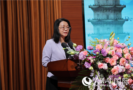 福建省人民政府外事辦公室副主任黃劭蓉在“走進(jìn)中華文明——海絲印記 世遺泉州”主題人文交流活動中致辭。人民網(wǎng) 王婧攝