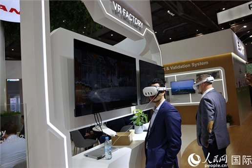 外國觀眾在通過VR參觀中國風電企業(yè)智慧工廠。人民網記者 劉仲華攝