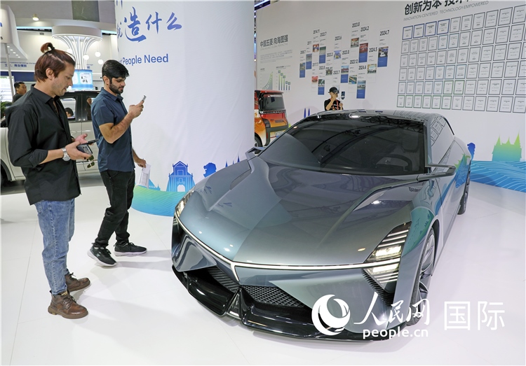 東博會(huì)上，上汽通用五菱展出的一款名為“東盟之光”的新能源概念車(chē)吸引參觀者駐足。人民網(wǎng)記者趙益普攝