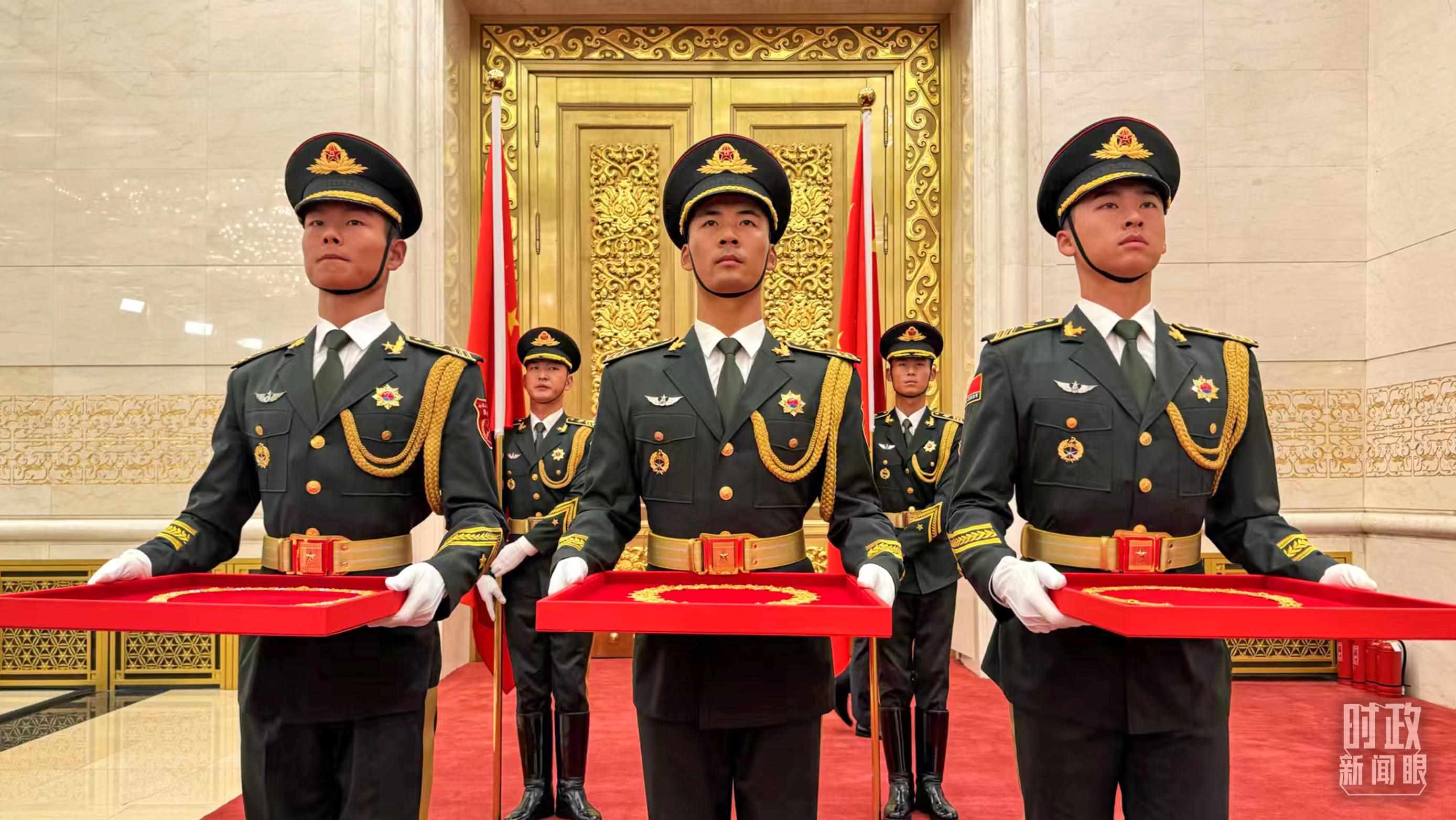 禮兵手捧共和國(guó)勛章、友誼勛章和國(guó)家榮譽(yù)稱(chēng)號(hào)獎(jiǎng)?wù)?。（總臺(tái)央視記者李增仁拍攝）