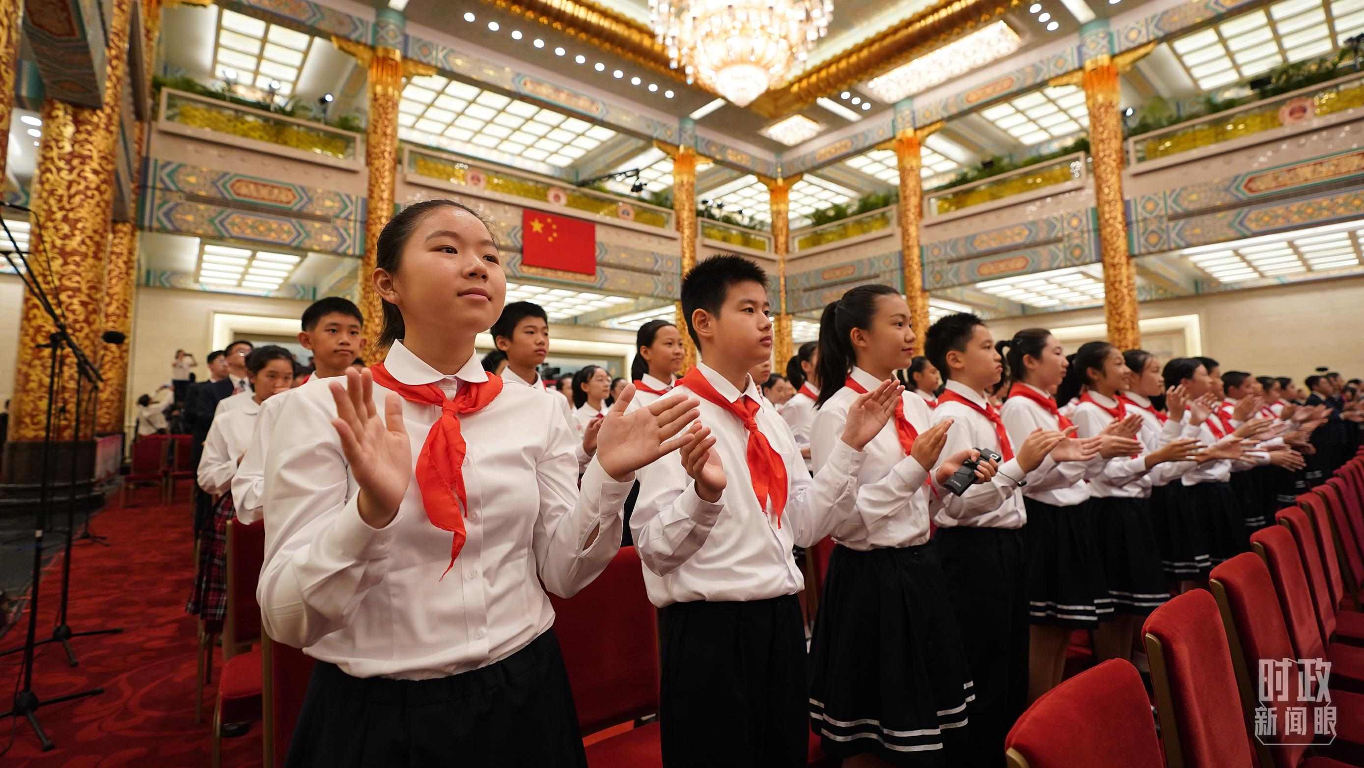 頒授儀式現(xiàn)場(chǎng)的少先隊(duì)員。（總臺(tái)記者李晉拍攝）