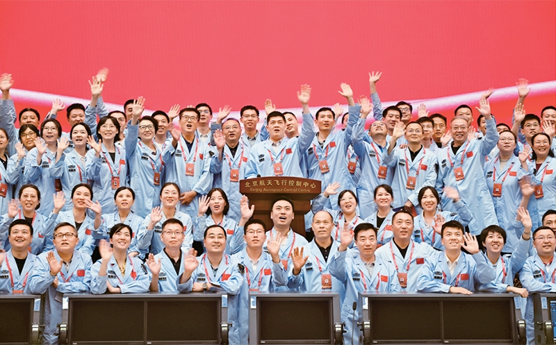 嫦娥六號完成了人類歷史上首次月球背面采樣，突破了多項關(guān)鍵技術(shù)，是我國建設(shè)航天強國、科技強國取得的又一標(biāo)志性成果，是我國探月工程的重要里程碑。圖為2024年6月25日，嫦娥六號任務(wù)圓滿成功后，工作人員在北京航天飛行控制中心合影。 新華社記者 金良快/攝