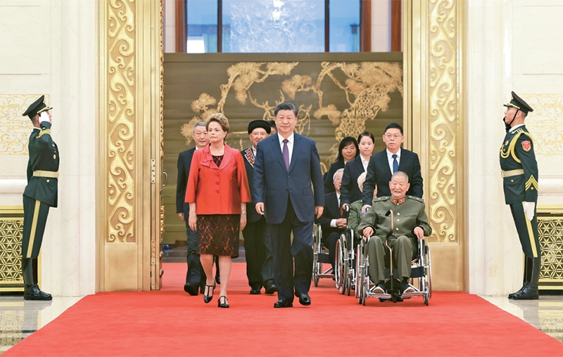 2024年9月29日，中華人民共和國(guó)國(guó)家勛章和國(guó)家榮譽(yù)稱(chēng)號(hào)頒授儀式在北京人民大會(huì)堂金色大廳隆重舉行。中共中央總書(shū)記、國(guó)家主席、中央軍委主席習(xí)近平同國(guó)家勛章和國(guó)家榮譽(yù)稱(chēng)號(hào)獲得者一同步入會(huì)場(chǎng)。 新華社記者 王曄/攝