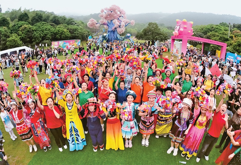 自2014年起，廣西持續(xù)舉辦“廣西三月三·八桂嘉年華”活動，各地民族民俗活動次第登臺，精彩紛呈，這個傳統(tǒng)民族節(jié)慶已演變?yōu)楦髯迦嗣窆蚕砉矘返墓?jié)日盛會和知名文化旅游品牌。圖為2024年4月11日在南寧市拍攝的活動主會場。 新華社記者 周華/攝