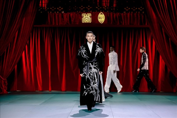 9月28日，模特在法國巴黎舉行的“2024巴黎·恭王府服飾秀”上展示服裝（主辦方供圖）