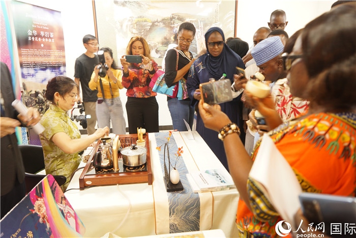 觀眾品嘗金華舉巖茶。人民網(wǎng)記者 姜宣攝