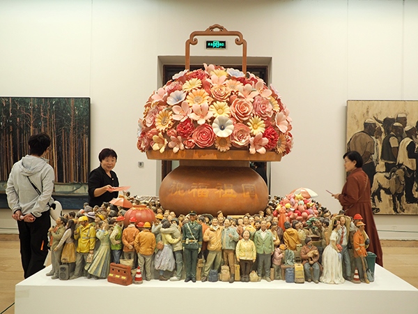 2024年9月28日，觀眾在中國美術(shù)館參觀“慶祝中華人民共和國成立75周年——第十四屆全國美術(shù)作品展覽進京作品展”。杜建坡攝。來源：人民圖片網(wǎng)