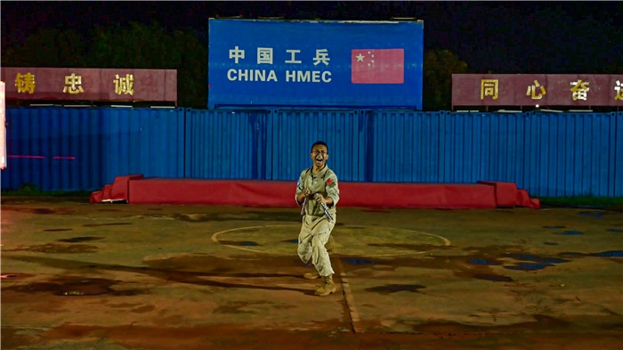 官兵帶來(lái)精彩的雙節(jié)棍表演。馬騫攝