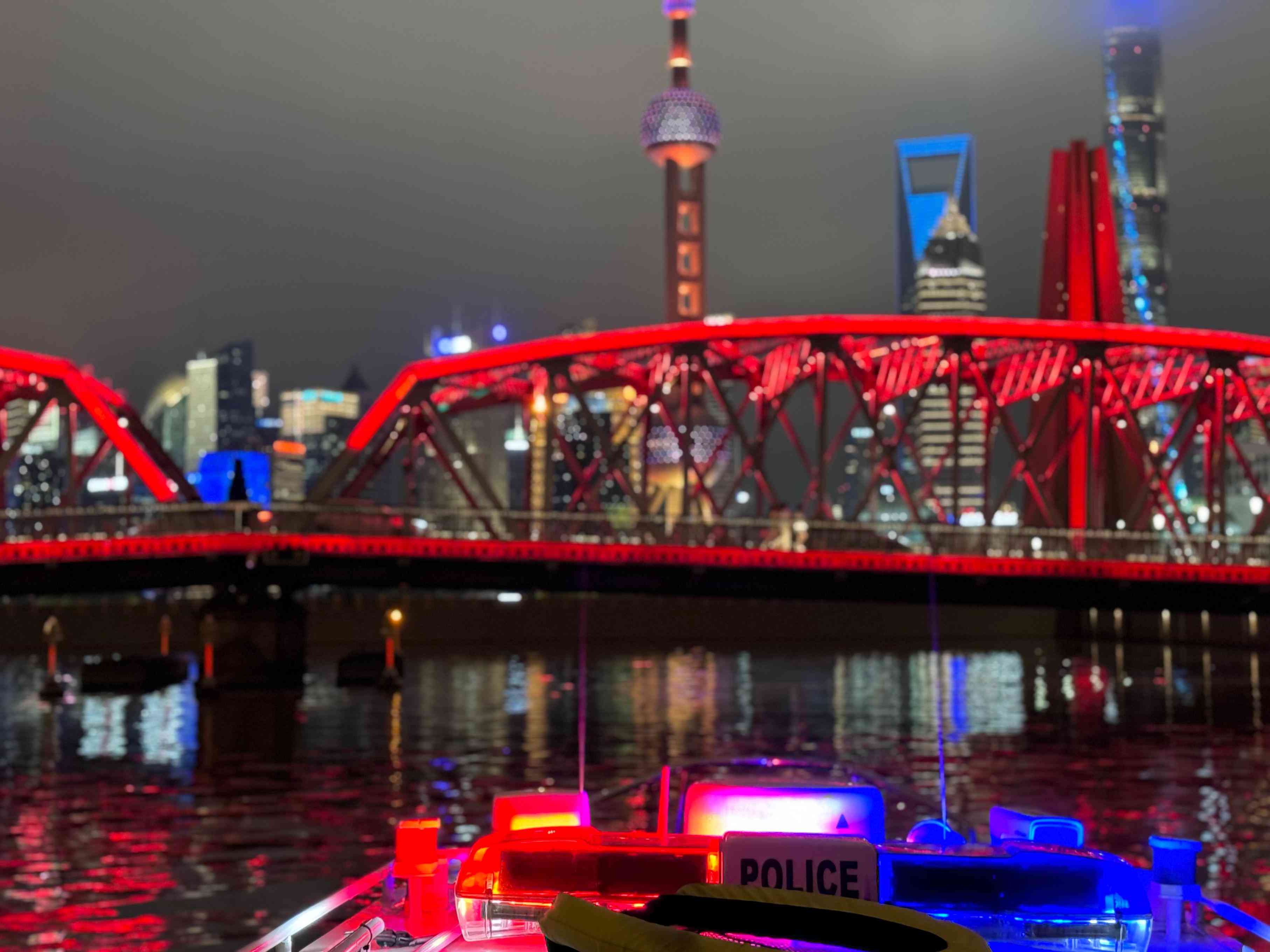 公安艇夜間巡邏。人民網(wǎng)記者 郝萍攝