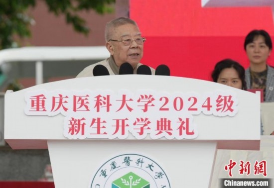 圖為陳宏礎(chǔ)教授為新生帶來“開學(xué)第一課”。中新網(wǎng)記者 周毅 攝