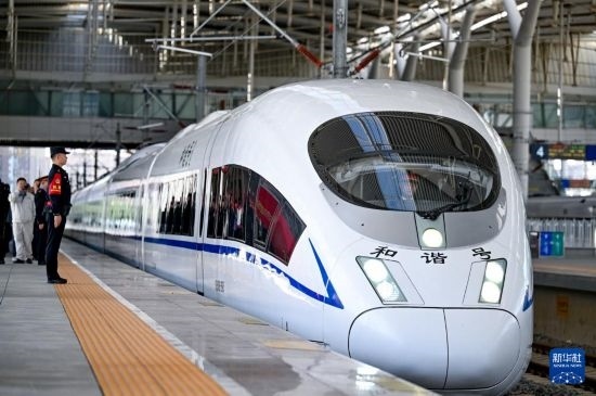 10月1日，由銀川開往惠農(nóng)的C8218次列車從銀川站駛出。