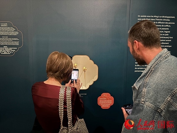  法國(guó)觀眾在展區(qū)拍照留念。人民網(wǎng)記者 于超凡攝