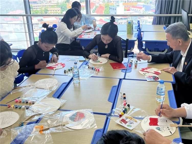 觀眾們在體驗畫扇。Sem Sophea攝