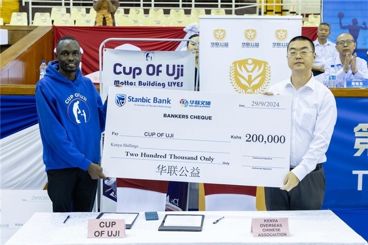 “華聯(lián)公益”與當(dāng)?shù)貙W(xué)校供餐公益組織簽訂長期愛心捐助備忘錄。主辦方供圖