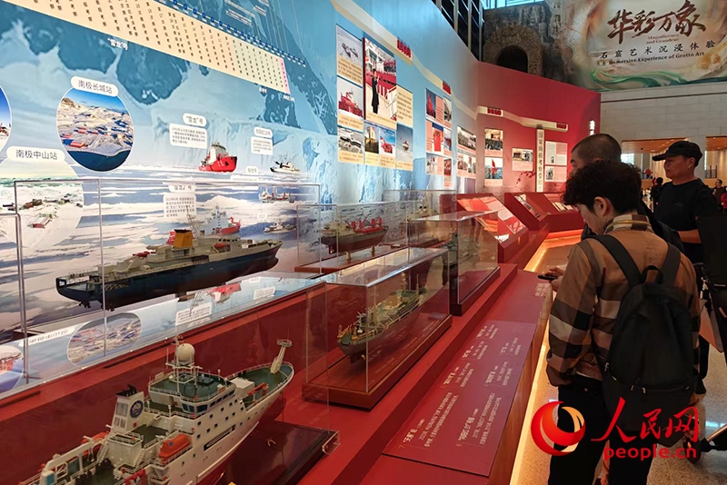 觀眾正在參觀中國極地考察40周年成就展。人民網(wǎng)記者 韋衍行攝