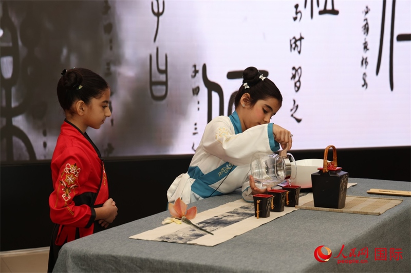 富查伊拉當(dāng)?shù)貙W(xué)校學(xué)生表演茶藝。人民網(wǎng)記者任皓宇攝