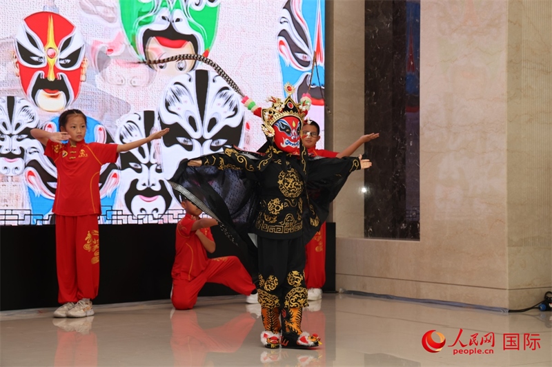 迪拜中國(guó)學(xué)校學(xué)生表演變臉。人民網(wǎng)記者任皓宇攝