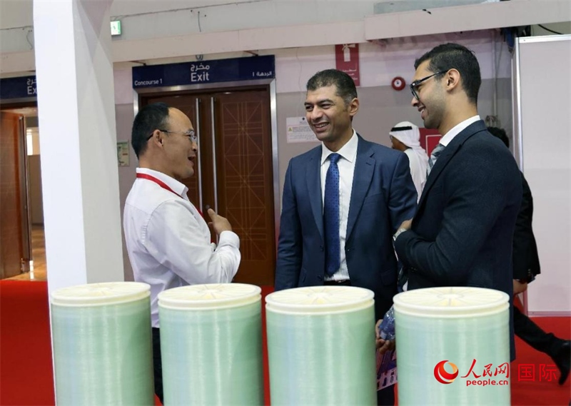 中外參展商交流。人民網(wǎng)記者管克江攝