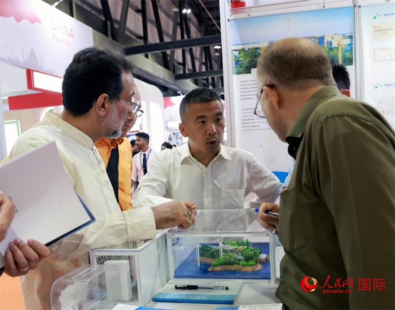 中企推出的綠色能源海水淡化系統(tǒng)吸引了參展商關(guān)注。人民網(wǎng)記者管克江攝