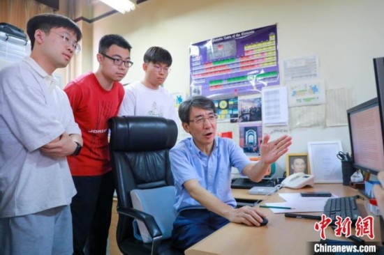 薛其坤在指導(dǎo)學(xué)生。 (受訪者供圖)