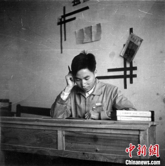 大學(xué)時(shí)期，龍樂(lè)豪在教室自習(xí)。(中國(guó)運(yùn)載火箭技術(shù)研究院供圖)