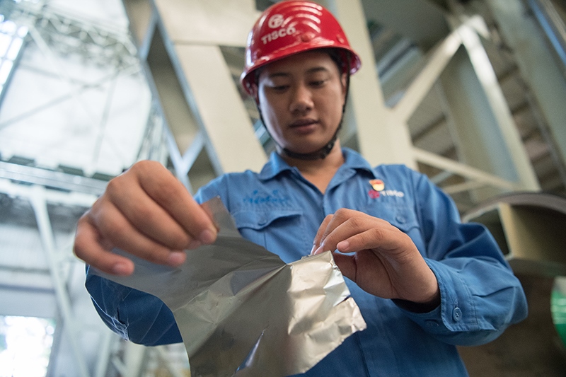 2018年8月8日，山西省太原市，太鋼不銹鋼精密帶鋼有限公司工作人員用手撕開不銹鋼。