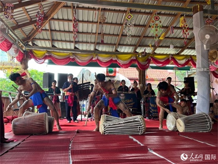 泰國藝術(shù)團(tuán)體給游客表演當(dāng)?shù)貍鹘y(tǒng)舞蹈。人民網(wǎng)記者 簡承淵攝