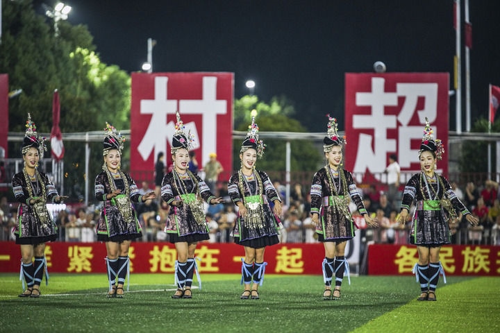 2024年9月28日，榕江縣侗族大歌隊(duì)的演員們?cè)凇按宄弊闱驁?chǎng)上表演。當(dāng)日，“發(fā)現(xiàn)中國(guó)之美·相約貴州村超”國(guó)際友誼賽在貴州省黔東南苗族侗族自治州榕江縣的“村超”足球場(chǎng)舉行。新華社記者 陶亮 攝