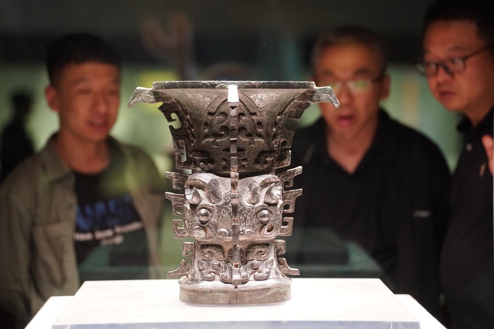 2024年5月9日，游客在陜西寶雞青銅器博物院內(nèi)參觀西周文物何尊。新華社記者 邵瑞 攝