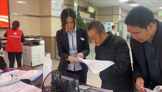 四川省成都市溫江區(qū)市場監(jiān)管局工作人員為群眾提供幫辦服務(wù)。圖片來源：人民網(wǎng)四川頻道