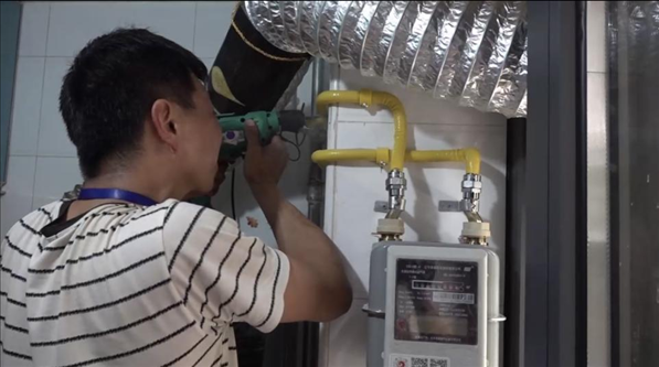 北京市石景山區(qū)工作人員上門安裝燃氣管道。圖片來源：北京市石景山區(qū)委組織部