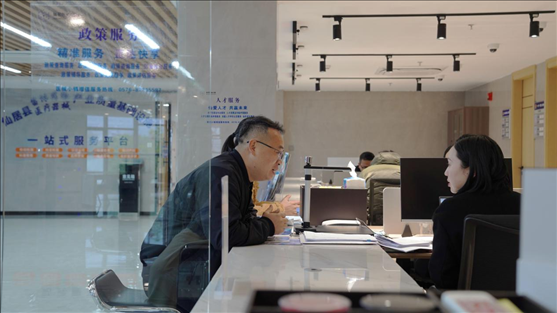 浙江省臺州市辦事群眾在政務(wù)服務(wù)中心咨詢業(yè)務(wù)辦理相關(guān)問題。圖片來源：人民網(wǎng)浙江頻道