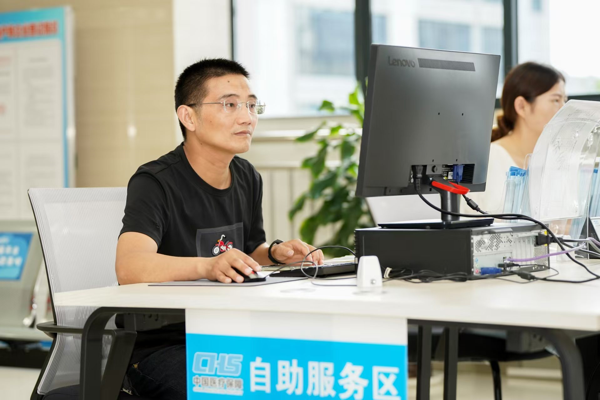 安徽省池州市市民在政務(wù)服務(wù)大廳自助辦理業(yè)務(wù)。圖片來源：人民網(wǎng)安徽頻道