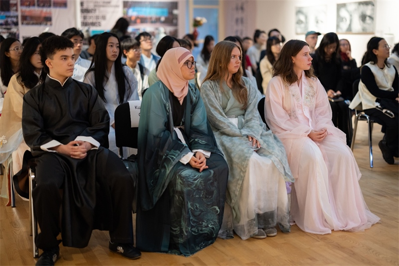 參加《時(shí)光流韻·中國(guó)戲劇藝術(shù)服飾展》的中國(guó)文化愛好者。 斯德哥爾摩中國(guó)文化中心供圖