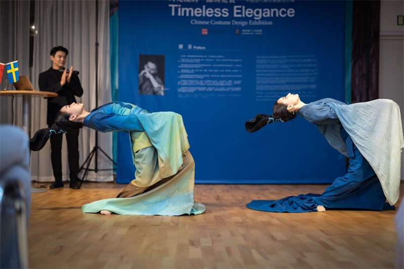 當(dāng)?shù)厝A人舞社成員表演《只此青綠》。斯德哥爾摩中國(guó)文化中心供圖