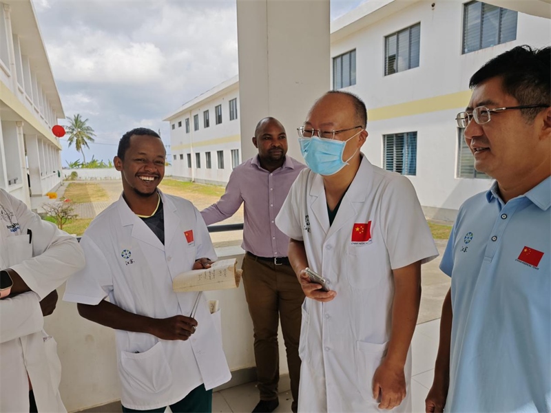 中桑醫(yī)護(hù)人員合作愉快。中國援桑醫(yī)療隊 供圖
