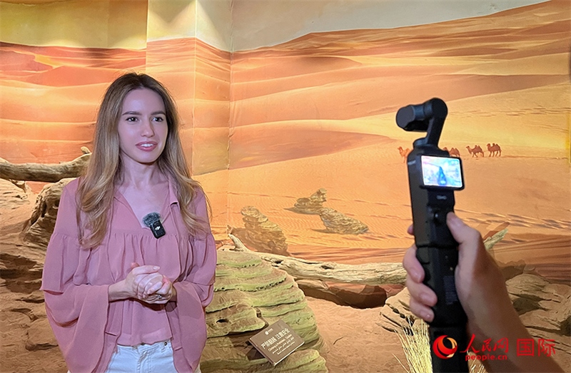 麗娜在吐魯番坎兒井源景區(qū)錄制視頻。人民網(wǎng)記者 曾書柔攝