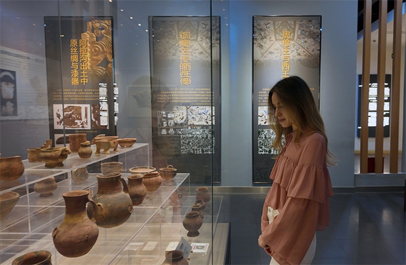 麗娜在吐魯番博物館參觀。劉妍希攝