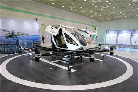 “智慧生活周”博覽會上展出的低空飛行器。人民網(wǎng)記者 莽九晨攝